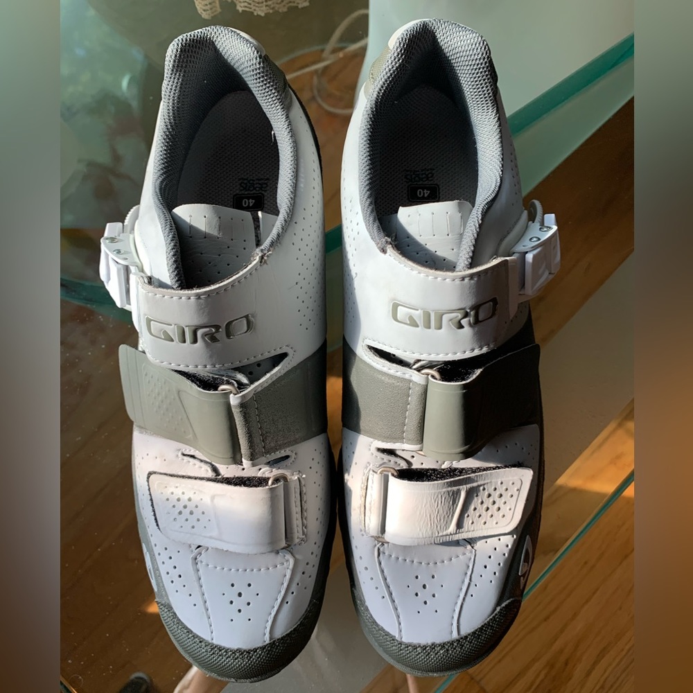 GIRO Women’s Clipless Cycling Shoes with VIBRAM sole